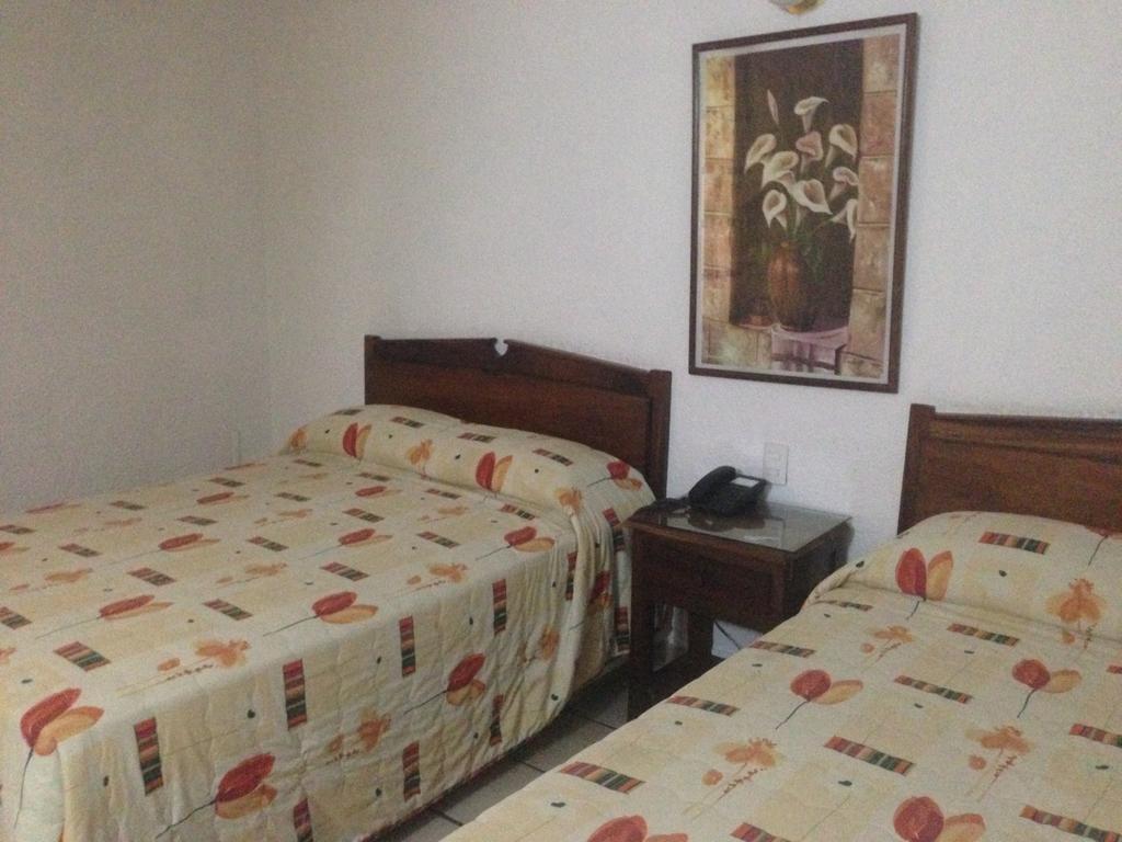 Hotel Plaza Tecomán Habitación foto